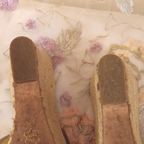 Footcandy Gold Wedge Sandals with Cross-Strap Design And Rope Sole.Beachy. - Picture 8 of 10